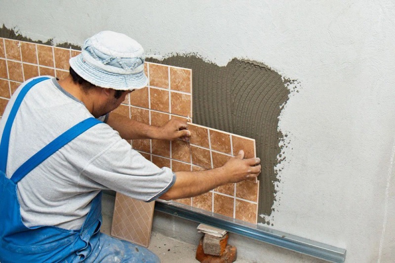 So sánh keo dán gạch và vữa xi măng truyền thống