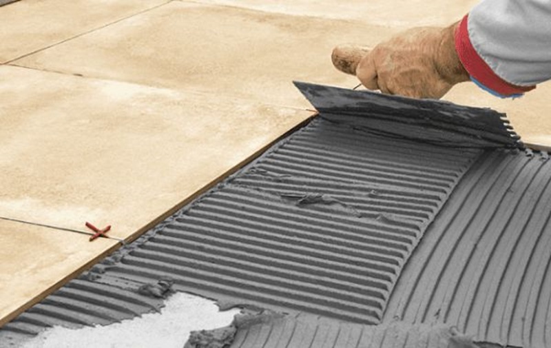 Keo dán gạch có giúp giảm thấm hay không?