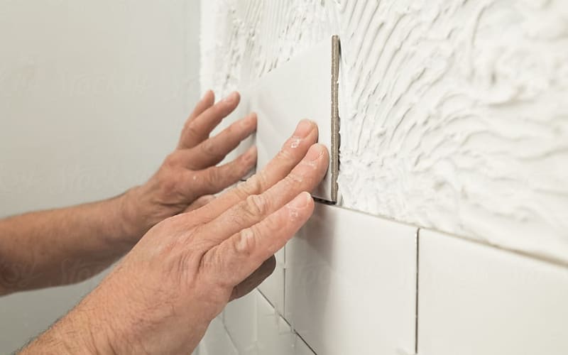 Vì sao keo dán gạch M201 đạt chuẩn cho thi công tường đứng?